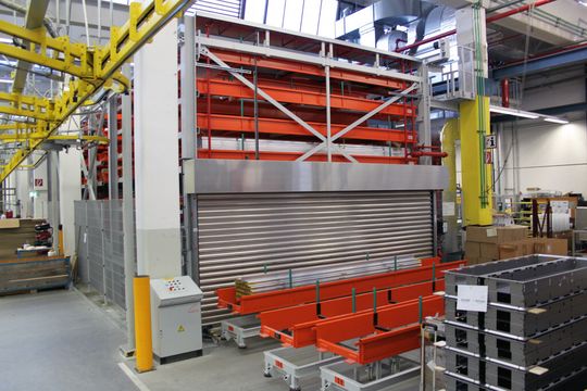 Der Zugangsbereich des Automatischen Lagersystems Kasto Unitop 1.0 im Erdgeschoss des Fabrikgebäudes von Zumtobel Lighting GmbH. Der Zugangsbereich des Automatischen Lagersystems Kasto Unitop 1.0 im Erdgeschoss des Fabrikgebäudes von Zumtobel Lighting GmbH.