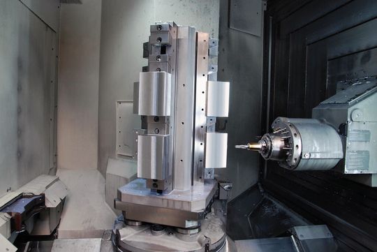 Aufspannturm aus «Flugzeug-Alu» mit drei Spannleisten in 120°-Winkelabständen, der entsprechend dem Kundenwunsch sechs Werkstücke aufnimmt. Aufspannturm aus «Flugzeug-Alu» mit drei Spannleisten in 120°-Winkelabständen, der entsprechend dem Kundenwunsch sechs Werkstücke aufnimmt.