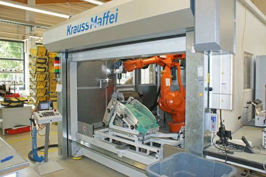 Um die Produktionsmenge von Hubschraubersitzen aus einem Aramid-CFK-Mix wirtschaftlich und mitarbeiterschonend zu bewältigen, setzt ein Spezialist für diese Produktart jetzt eine besondere Fräszelle ein. Um die Produktionsmenge von Hubschraubersitzen aus einem Aramid-CFK-Mix wirtschaftlich und mitarbeiterschonend zu bewältigen, setzt ein Spezialist für diese Produktart jetzt eine besondere Fräszelle ein.