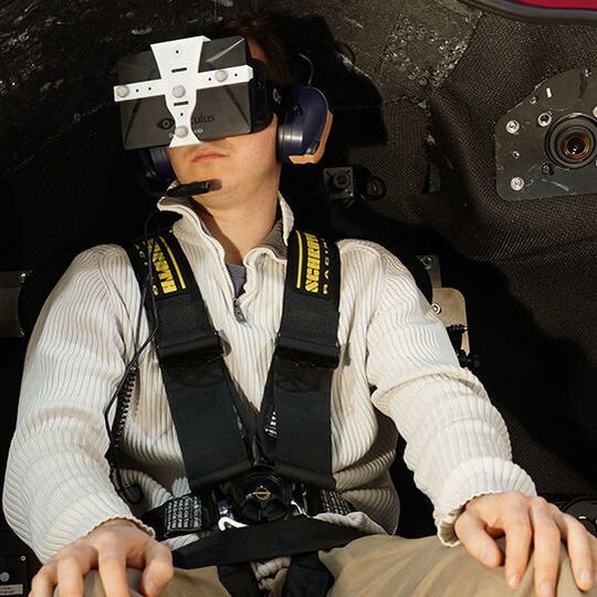 Wie Flugreisen angenehmer werden können, erforschen derzeit acht Partner aus sechs europäischen Ländern im EU-Projekt „VR-Hyperspace“. Wie Flugreisen angenehmer werden können, erforschen derzeit acht Partner aus sechs europäischen Ländern im EU-Projekt „VR-Hyperspace“.