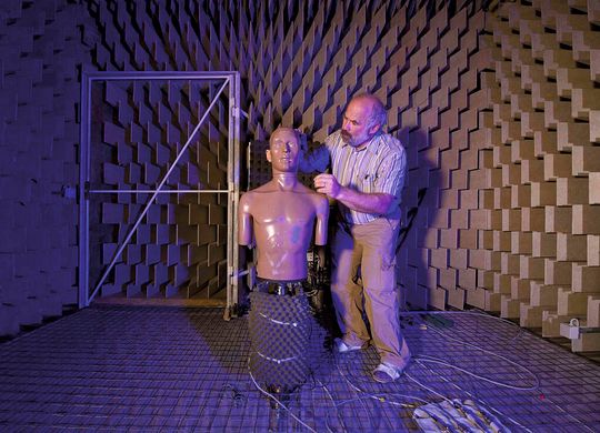 Hörgeräte-Entwicklung: Im schalltoten Raum bei Siemens dreht sich eine Puppe mit Hörgeräten um 360 Grad. So kann unter anderem geprüft werden, wie Kopf und Oberkörper den Schall beeinflussen. Hörgeräte-Entwicklung: Im schalltoten Raum bei Siemens dreht sich eine Puppe mit Hörgeräten um 360 Grad. So kann unter anderem geprüft werden, wie Kopf und Oberkörper den Schall beeinflussen.
