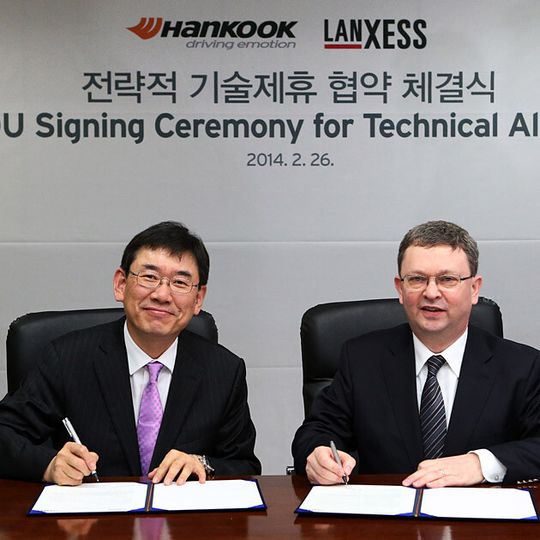 Der deutsche Spezialchemie-Konzern Lanxess und der koreanische Reifenhersteller Hankook Tire kooperieren künftig bei der Entwicklung von Synthesekautschuktechnologien für Hochleistungsreifen. Der deutsche Spezialchemie-Konzern Lanxess und der koreanische Reifenhersteller Hankook Tire kooperieren künftig bei der Entwicklung von Synthesekautschuktechnologien für Hochleistungsreifen.
