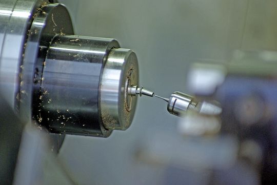 Gewindewirbeln für einen Zahnarztbohrer: Dank Langdreher besteht der Gehäusekopf nur noch aus zwei Teilen. Gewindewirbeln für einen Zahnarztbohrer: Dank Langdreher besteht der Gehäusekopf nur noch aus zwei Teilen.