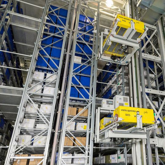 Die wichtigsten Systemkomponenten des 2013 in Nutzung gegangenen Intralogistik-Gesamtsystems sind ein Zwölf-gassiges Shuttle-Lager mit 72 Vario-Sprinter und ... Die wichtigsten Systemkomponenten des 2013 in Nutzung gegangenen Intralogistik-Gesamtsystems sind ein Zwölf-gassiges Shuttle-Lager mit 72 Vario-Sprinter und ...