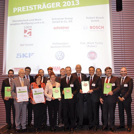 Die Preisträger des Lean & Green Award aus dem Jahr 2013. In diesem Jahr steht die Integration von Ressourceneffizienz in Management- und Produktionssysteme im Mittelpunkt. Die Preisträger des Lean & Green Award aus dem Jahr 2013. In diesem Jahr steht die Integration von Ressourceneffizienz in Management- und Produktionssysteme im Mittelpunkt.