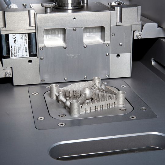 Vom Entwurf über das fertigen Produkt bis zur Wiederaufbereitung des Pulvers: die gesamte Prozesskette beim selektiven Laserschmelzen steht am Stand von SLM Solutions im Mittelpunkt.