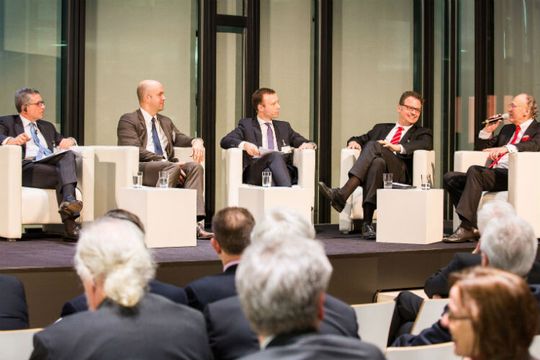 Im „Atriumdialog“: (v. li.) Gerassimos Thomas, Finanzdirektor Europäische Kommission, Marcel Fratzscher, Präsident des Deutschen Instituts für Wirtschaftsforschung, Moderator Sven Afhüppe, stellvertretender Chefredakteur des Handelsblatts, Günter Krings, Parlamentarischer Staatssekretär im Bundesministerium des Innern, und Rolf Königs, Chairman der Aunde-Gruppe, diskutieren über das Wirtschaftswachstum. Im „Atriumdialog“: (v. li.) Gerassimos Thomas, Finanzdirektor Europäische Kommission, Marcel Fratzscher, Präsident des Deutschen Instituts für Wirtschaftsforschung, Moderator Sven Afhüppe, stellvertretender Chefredakteur des Handelsblatts, Günter Krings, Parlamentarischer Staatssekretär im Bundesministerium des Innern, und Rolf Königs, Chairman der Aunde-Gruppe, diskutieren über das Wirtschaftswachstum.