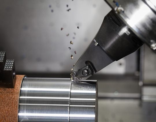 Die neue Sorte GC4325 erreicht eine höhere Standzeit durch die Erhaltung einer intakten Schneidkante – einer Schneidkante, die das Metall effektiv und ohne Einbussen bezüglich der Oberflächengüte zerspant. Die neue Sorte GC4325 erreicht eine höhere Standzeit durch die Erhaltung einer intakten Schneidkante – einer Schneidkante, die das Metall effektiv und ohne Einbussen bezüglich der Oberflächengüte zerspant.
