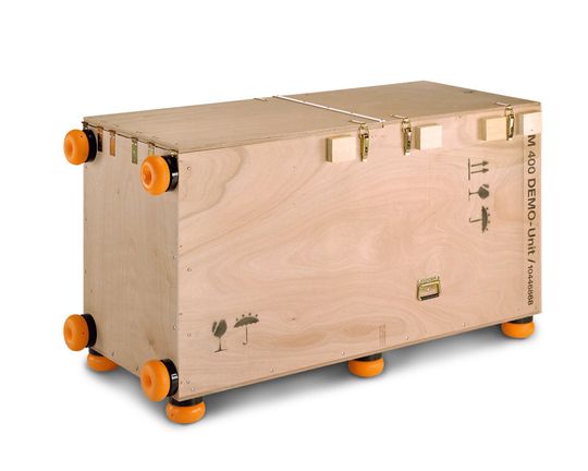 Der Demobehälter − die Transportverpackung für die Infrastruktur, die wiederkehrend an Vorführungen, Präsentationen und kleinen Messen zum Einsatz kommt. Der Demobehälter − die Transportverpackung für die Infrastruktur, die wiederkehrend an Vorführungen, Präsentationen und kleinen Messen zum Einsatz kommt.