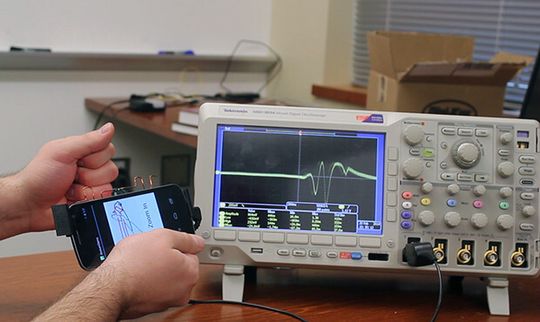 Die Amplitudenveränderung im elektromagnetischen Hintergrundrauschen durch die Gesten ist auf dem Oszilloskop klar zu erkennen. Die Amplitudenveränderung im elektromagnetischen Hintergrundrauschen durch die Gesten ist auf dem Oszilloskop klar zu erkennen.