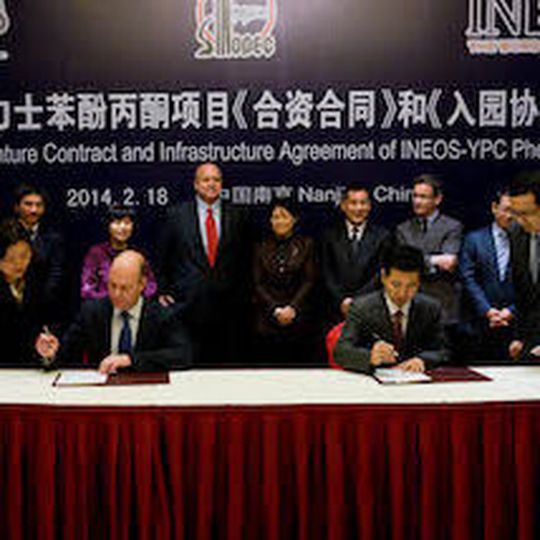 Vertragsunterzeichnung zwischen Ineos and Sinopec: Das Gemeinschaftunternehmen ist die größte Investition, die Ineos in China jemals getätigt hat.