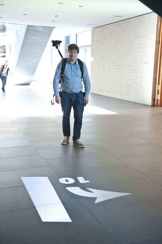 Auf den Fußboden projiziert: Mit einem Prototypen demonstriert Christian Winkler seine Vorstellung, Informationen zu visualisieren. Auf den Fußboden projiziert: Mit einem Prototypen demonstriert Christian Winkler seine Vorstellung, Informationen zu visualisieren.