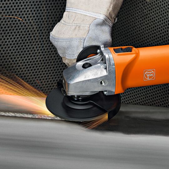 Laut Hersteller ist mit dem Kompaktwinkelschleifer ein bis zu 30 % höherer Materialabtrag möglich. Laut Hersteller ist mit dem Kompaktwinkelschleifer ein bis zu 30 % höherer Materialabtrag möglich.