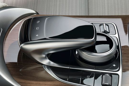 Mittels des Touchpads steuert der Fahrer in der C-Klasse vor allem Bildschirmmenüs. Die Neuheit dabei: Das Touchpad gibt dem Fahrer mit spürbaren Impulsen eine Bestätigung seiner Aktion.