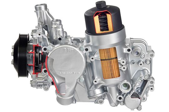 Das Öl-Kühlmittelmodul baut kompakt und vereint mehrere Funktionen. Daimler setzt es in seiner Heavy Duty Engine Platform ein.