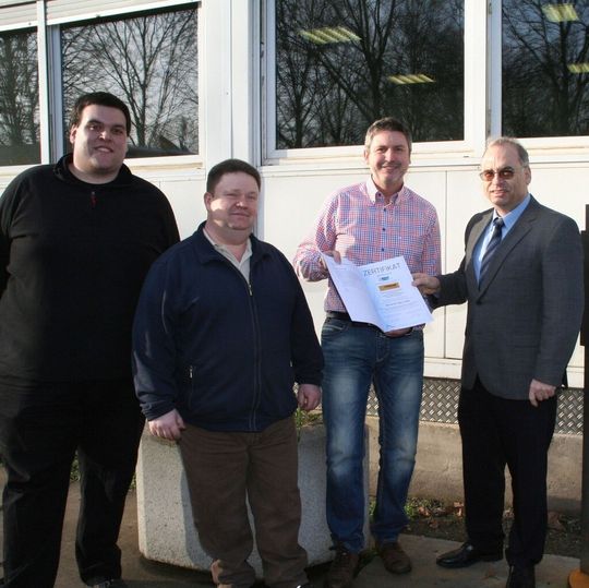 Zertifikatsübergabe bei Friedmann Stahltechnik (v.l.): Stefan Heiberger (Qualitätsmanagement), Frank Vogel (Leiter Stahlbau), Wolfgang Huber (Geschäftsführung), Gerhard Krämer (Abteilungsleiter der Abteilung Gütesicherung von der Schweißtechnischen Lehr- und Versuchsanstalt Mannheim). Zertifikatsübergabe bei Friedmann Stahltechnik (v.l.): Stefan Heiberger (Qualitätsmanagement), Frank Vogel (Leiter Stahlbau), Wolfgang Huber (Geschäftsführung), Gerhard Krämer (Abteilungsleiter der Abteilung Gütesicherung von der Schweißtechnischen Lehr- und Versuchsanstalt Mannheim).