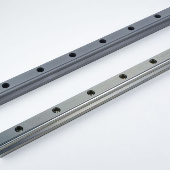 HIWIN bietet Profilschienenführungen mit den Beschichtungstypen CTS (links) und CZS (rechts)