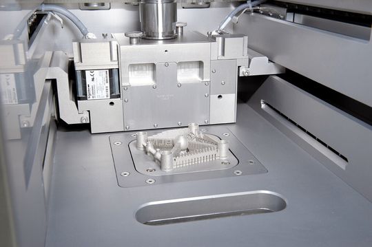 Vom Entwurf über das fertigen Produkt bis zur Wiederaufbereitung des Pulvers: SLM Solutions stellt die gesamte Prozesskette in den Mittelpunkt des Messeauftritts. Vom Entwurf über das fertigen Produkt bis zur Wiederaufbereitung des Pulvers: SLM Solutions stellt die gesamte Prozesskette in den Mittelpunkt des Messeauftritts.