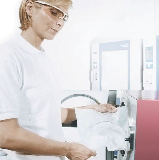 Uvex-CR-Schutzbrillen lassen sich bis zu zehnmal im Autoklaven sterilisieren. Uvex-CR-Schutzbrillen lassen sich bis zu zehnmal im Autoklaven sterilisieren.
