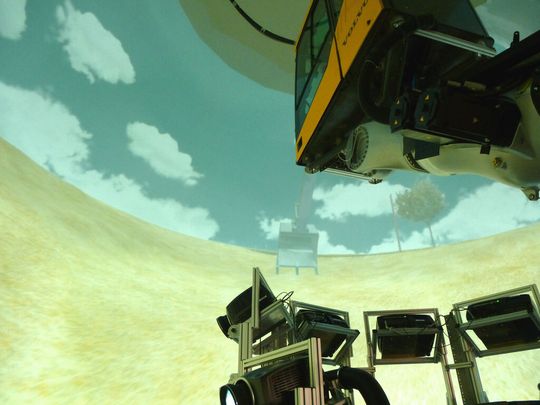 Der Fahrzeugsimulator hat 18 Kameras, die ihre Bilder auf eine riesige Kuppel projizieren. Die Fahrerkabine kann nahezu jede Fahrsituation simulieren. Der Fahrzeugsimulator hat 18 Kameras, die ihre Bilder auf eine riesige Kuppel projizieren. Die Fahrerkabine kann nahezu jede Fahrsituation simulieren.