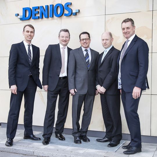 RPE-Geschäftsführer Ralf Pape (Mitte) mit den Denios-Vorständen (v.l.) Stefan Albrink und Benedikt Boucke, dem kaufmännischen Leiter der Denios AG Thomas Hoffmeister sowie dem Vorstandsvorsitzenden Helmut Dennig.