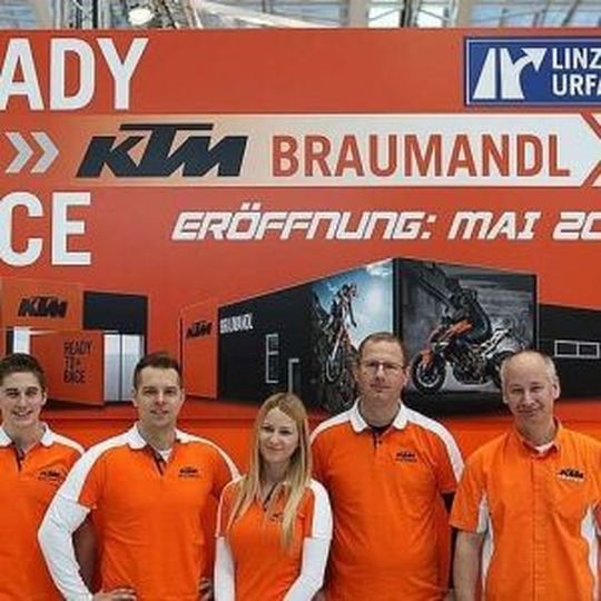 Messeinsatz für KTM Braumandll (v.r.): Chef Christian Windhagen, Georg Lindinger, Anna Neumann, Mike Dendel und Michael Briglauer. Messeinsatz für KTM Braumandll (v.r.): Chef Christian Windhagen, Georg Lindinger, Anna Neumann, Mike Dendel und Michael Briglauer.