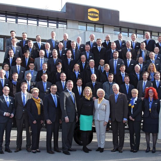 Die Teilnehmenden des Internationalen Management Meetings (IMM) von Harting vor dem Hauptgebäude im Werk 1 in Espelkamp.