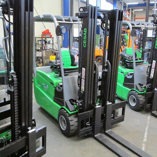 Blick auf die Elektrostapler der B-Reihe von Cesab, die am 3. Dezember 2013 von der Albert Wasmer GmbH an die Spedition Hellmann-Kunze, Karlsdorf, ein Unternehmen von Hellmann Worldwide Logistics, ausgeliefert wurden. Blick auf die Elektrostapler der B-Reihe von Cesab, die am 3. Dezember 2013 von der Albert Wasmer GmbH an die Spedition Hellmann-Kunze, Karlsdorf, ein Unternehmen von Hellmann Worldwide Logistics, ausgeliefert wurden.
