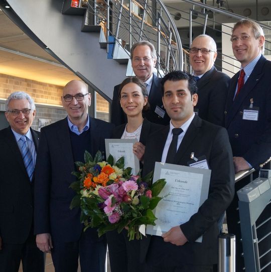 Überreichung der Urkunden (unten, v.l.): TUHH-Präsident Prof. Dr. Dr. h.c. Garabed Antranikian, FGL-Vorstandsvorsitzender Peter Eggers, Preisträgerin Anne Eling (1. Platz) und Erkan Ayik (2. Platz). Oben (v.l.): Prof. Dr.-Ing. Günther Pawellek (TUHH), Sponsor Peter Grosse (Seaside Engineers) und Prof. Dr. Dr. h.c. Wolfgang Kersten (TUHH). Überreichung der Urkunden (unten, v.l.): TUHH-Präsident Prof. Dr. Dr. h.c. Garabed Antranikian, FGL-Vorstandsvorsitzender Peter Eggers, Preisträgerin Anne Eling (1. Platz) und Erkan Ayik (2. Platz). Oben (v.l.): Prof. Dr.-Ing. Günther Pawellek (TUHH), Sponsor Peter Grosse (Seaside Engineers) und Prof. Dr. Dr. h.c. Wolfgang Kersten (TUHH).