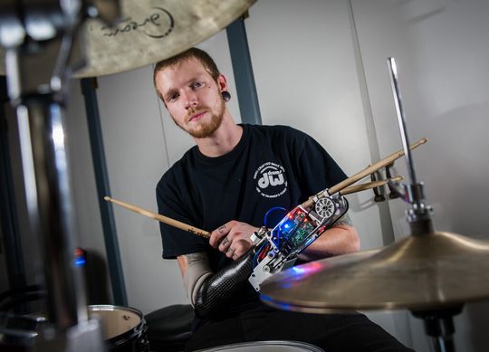 Drummer mit Hightech-Prothese: Jason Barnes