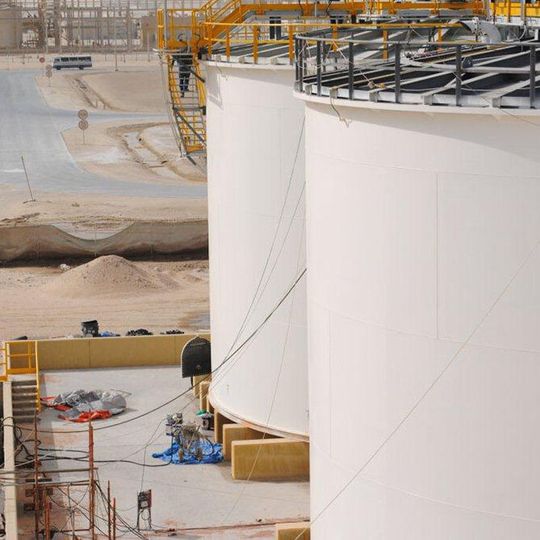 In der Wüste von Saudi Arabienwurden für eine Düngemittelanlage sechs Phosphorsäure-Behälter mit einer Gesamtfläche von 8600 Quadratmetern innen gummiert. In der Wüste von Saudi Arabienwurden für eine Düngemittelanlage sechs Phosphorsäure-Behälter mit einer Gesamtfläche von 8600 Quadratmetern innen gummiert.