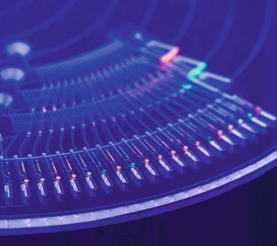 Abb. 1: Lab-Disk für die Proteinstrukturanalyse: Die mikrofluidische Struktur ermöglicht dabei die vollautomatische Probenvorbereitung im Submikroliterbereich. Abb. 1: Lab-Disk für die Proteinstrukturanalyse: Die mikrofluidische Struktur ermöglicht dabei die vollautomatische Probenvorbereitung im Submikroliterbereich.