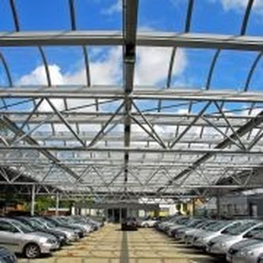 Die Freiflächenüberdachung aus Acryglas ist eine Alternative zu Dächern aus Echtglas. Die Freiflächenüberdachung aus Acryglas ist eine Alternative zu Dächern aus Echtglas.