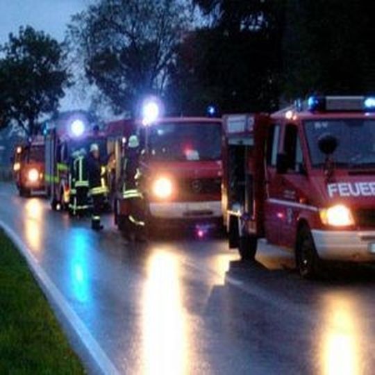 Die Feuerwehr ist der Retter in der Not. Retten – Löschen – Bergen – Schützen sind die Aufgaben der Blauröcke. Die Feuerwehr ist der Retter in der Not. Retten – Löschen – Bergen – Schützen sind die Aufgaben der Blauröcke.