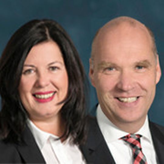 Sabine Bräutigam und Urban Hinz vom Autohaus Jürgens geben Tipps, wie ein Autohaus den realen und digitalen Auftritt optimal verbinden können.