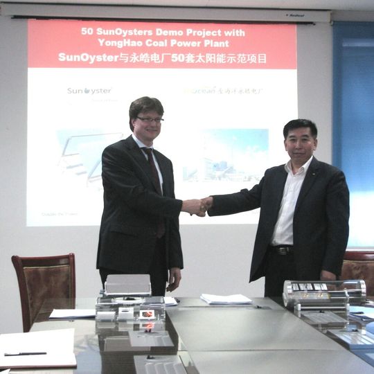 Sunoyster-Geschäftsführer Dr. Carsten Corino und Hongbo Kung, Geschäftsführer der Yonghao Gangue Power Plant Ltd., bei der Vertragsunterzeichnung.