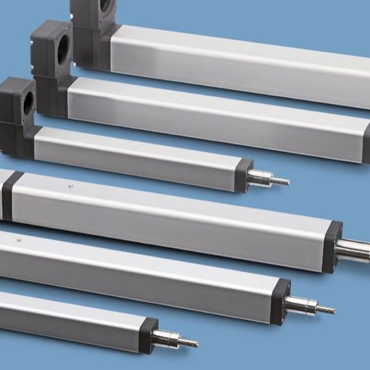 Die Kugelgewindetriebe in den elektrischen Linearaktuatoren der PC-Serie haben einen Wirkungsgrad von über 80 % und verbrauchen nur dann Energie, wenn die Last bewegt wird. Die Kugelgewindetriebe in den elektrischen Linearaktuatoren der PC-Serie haben einen Wirkungsgrad von über 80 % und verbrauchen nur dann Energie, wenn die Last bewegt wird.