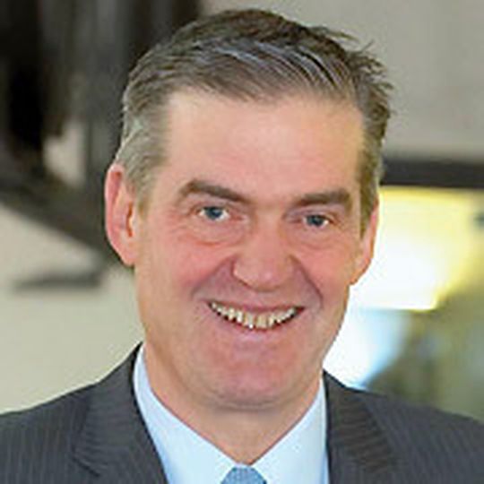 Geschäftsführer Dierk Harneid berichtet auf den Autovertriebstagen, wie sich sein Berliner Autohauses Riller & Schnauck gegen Niederlassungen der Hersteller behauptet.