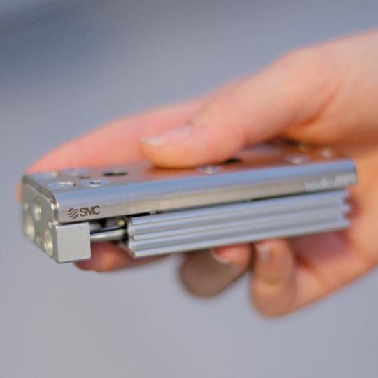 Bild 1: Die pneumatischen Kompaktschlitten sind auf präzise Anwendungen bei geringen Platzverhältnissen ausgerichtet: leicht, kompakt und mit geringer Schlittenhöhe.