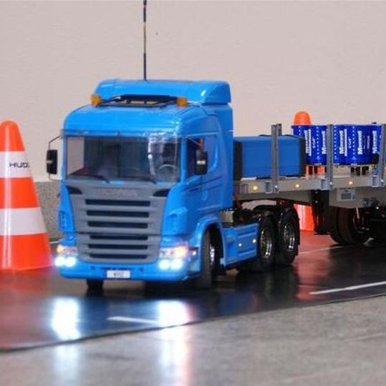 Virtuell fahren: Mit einer Datenbrille steuern Wissenschaftler der Hochschule Zwickau einen Modelltruck. Virtuell fahren: Mit einer Datenbrille steuern Wissenschaftler der Hochschule Zwickau einen Modelltruck.