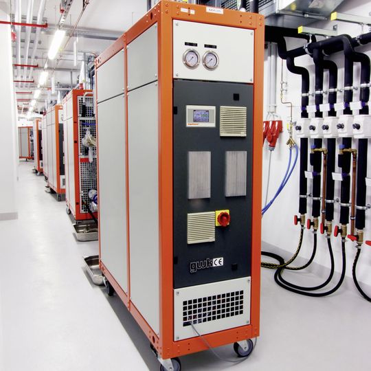 Die Temperiergeräte der Baureihen teco tt und teco th werden den speziellen Anforderungen für Betriebstemperaturen bis 300 bzw. 350 °C gerecht. Die Temperiergeräte der Baureihen teco tt und teco th werden den speziellen Anforderungen für Betriebstemperaturen bis 300 bzw. 350 °C gerecht.