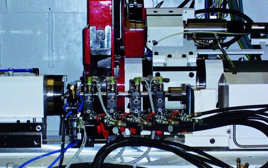 Die Nockenwellenschleifmaschine Cam-Grind S mit integriertem Ladesystem ist vielseitig einsetzbar für das Schleifen von Nockenwellen bis 650 mm Länge. Bild: Studer Schaudt Die Nockenwellenschleifmaschine Cam-Grind S mit integriertem Ladesystem ist vielseitig einsetzbar für das Schleifen von Nockenwellen bis 650 mm Länge. Bild: Studer Schaudt