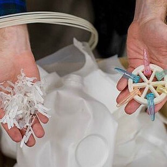 Aus gebrauchten US-Milchflaschen wird zu Hause Filament für den 3D-Drucker. Aus gebrauchten US-Milchflaschen wird zu Hause Filament für den 3D-Drucker.
