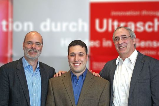 Seit einem Jahr ist Sonotec mit einem eigenen Vertriebsbüro in den USA unter Leitung von Christopher Portelli vertreten (Mitte; links und rechts die beiden Geschäftsführer Dr. Santer zur Horst-Meyer und Hans-Joachim Münch). Seit einem Jahr ist Sonotec mit einem eigenen Vertriebsbüro in den USA unter Leitung von Christopher Portelli vertreten (Mitte; links und rechts die beiden Geschäftsführer Dr. Santer zur Horst-Meyer und Hans-Joachim Münch).