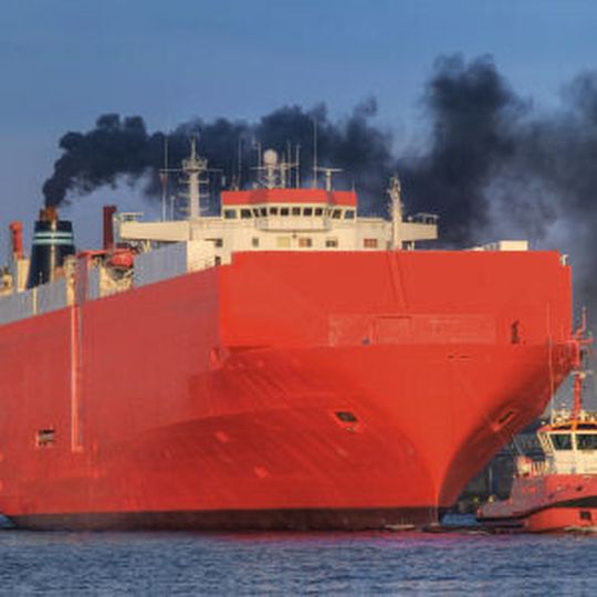 Abgase aus dem Schiffsschlot: Schiffsabgase sind für rund 20 bis 30% der Schwefeldioxid- und Stickoxidkonzentration in der Nordseeluft verantwortlich. Abgase aus dem Schiffsschlot: Schiffsabgase sind für rund 20 bis 30% der Schwefeldioxid- und Stickoxidkonzentration in der Nordseeluft verantwortlich.
