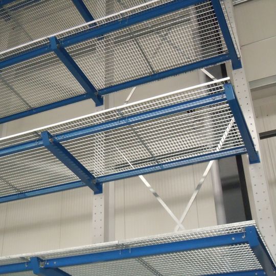 Kragarmregal mit durchgehendem Gitterrost, wie es bei BLG Logistics entstehen wird. Kragarmregal mit durchgehendem Gitterrost, wie es bei BLG Logistics entstehen wird.