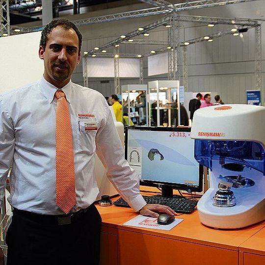 Jan-Peter Derrer, Renishaw, demonstriert auf der Sonderschau „Metal meets Medical“ die Funktion der dentalen Hybridscanning-Systeme. Jan-Peter Derrer, Renishaw, demonstriert auf der Sonderschau „Metal meets Medical“ die Funktion der dentalen Hybridscanning-Systeme.