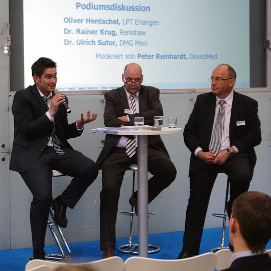 Moderiert von Peter Reinhardt, Chefredakteur DeviceMed (links), werden die Chancen der generativen Fertigung in der Medizintechnik diskutiert: Oliver Hentschel, Friedrich-Alexander Universität Erlangen, Dr. Rainer Krug, Renishaw und Uli Sutor, DMG Mori (v.l.nr.). Moderiert von Peter Reinhardt, Chefredakteur DeviceMed (links), werden die Chancen der generativen Fertigung in der Medizintechnik diskutiert: Oliver Hentschel, Friedrich-Alexander Universität Erlangen, Dr. Rainer Krug, Renishaw und Uli Sutor, DMG Mori (v.l.nr.).