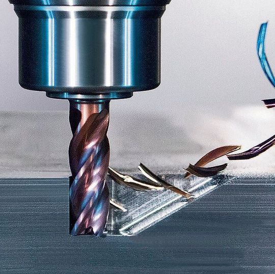 Ein Fräser für fünf Anwendungen: Das multifunktionale Werkzeug kann bohren, rampen, nuten, schruppen und schlichten.