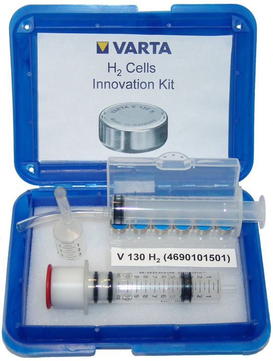 Vorführmodell von VARTA Microbattery für den Betrieb einer Abgabe- oder Dosiereinrichtung (Vordergrund) und eines H2-Gasbehälters (hinten links). Vorführmodell von VARTA Microbattery für den Betrieb einer Abgabe- oder Dosiereinrichtung (Vordergrund) und eines H2-Gasbehälters (hinten links).